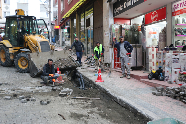 ELEKTRİK HATLARI YER ALTINA ALINIYOR